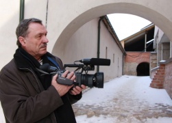 Broniaus Slavinsko nuotraukoje: apie 1969-uosius metus Bronius Slavinskas buvo pirmasis žurnalistas tuometinėje televizijoje, kuris pats ir filmavo, ir pats rašė tekstus savo siužetams